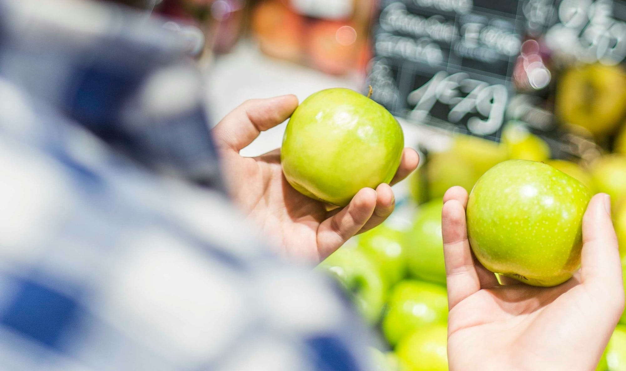 shallow focus photography of red apples